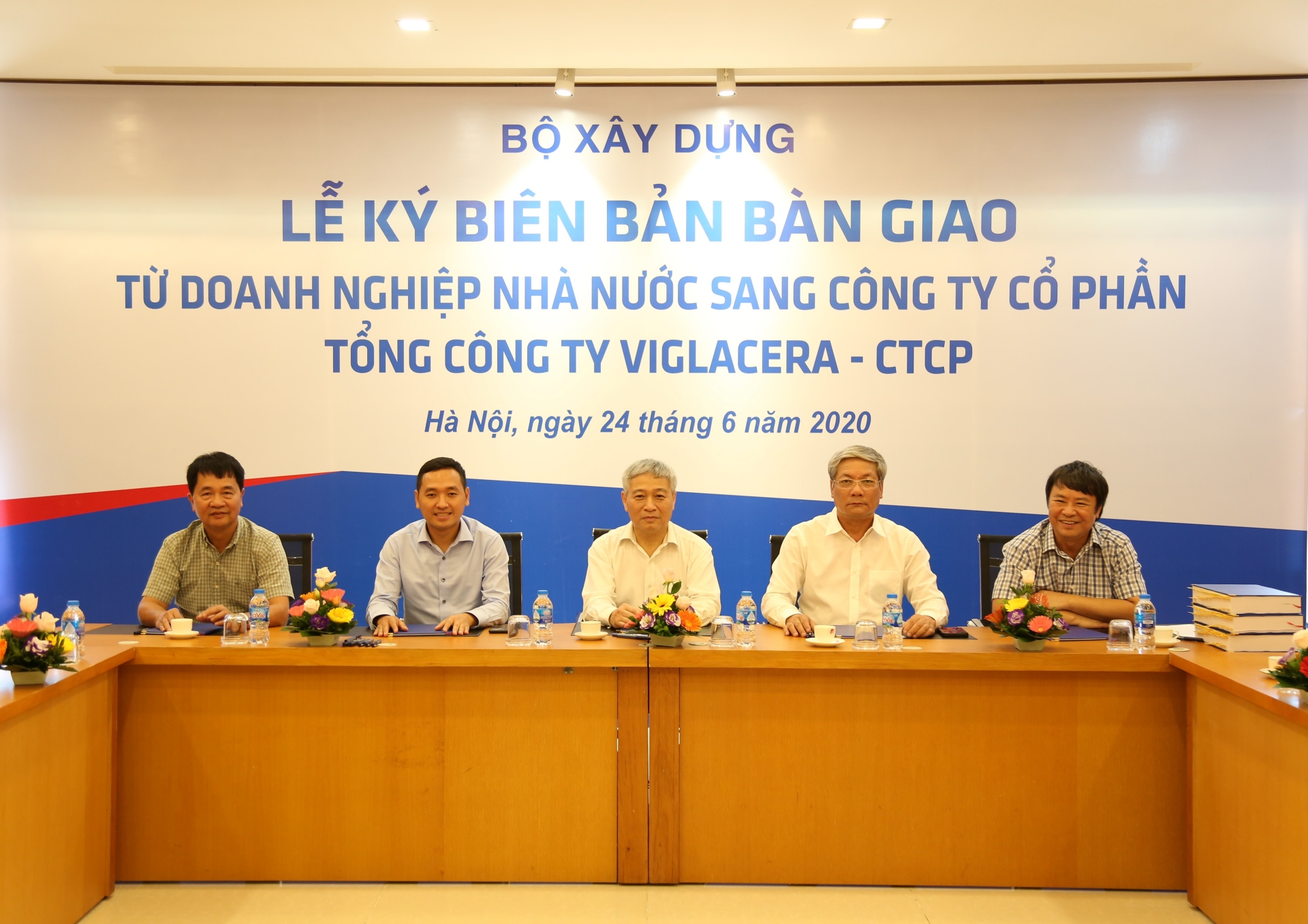 The signing ceremony of the handover minutes from state-owned enterprises to joint stock companies - Viglacera Corporation - JSC